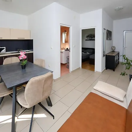 Neli Apartment *