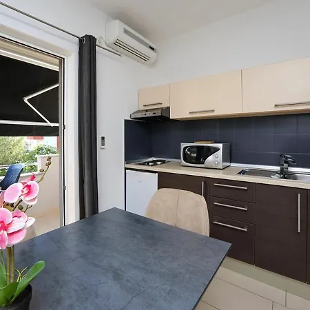 Neli Apartament *