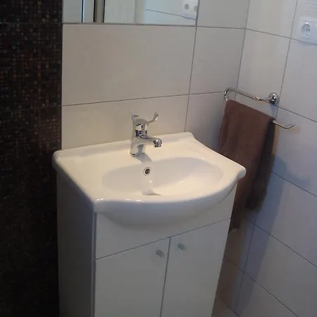 Neli Apartment *