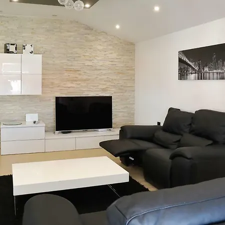 Neli Apartment *
