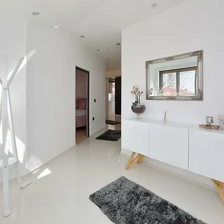 Neli Apartment *