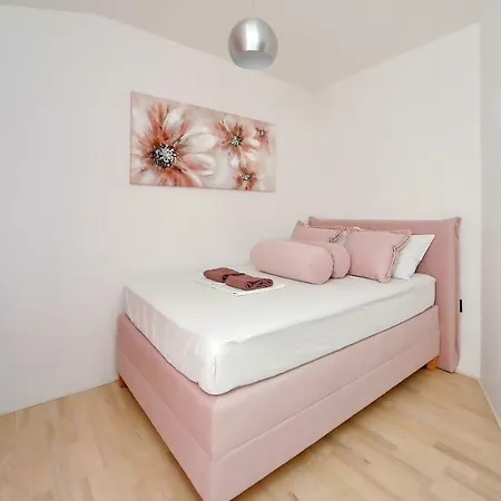 Apartment Neli *