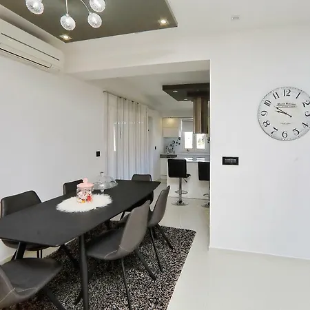 Neli Apartment *