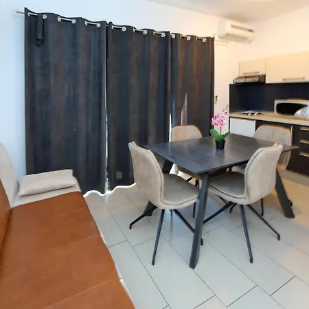 Neli アパート ビビニェ