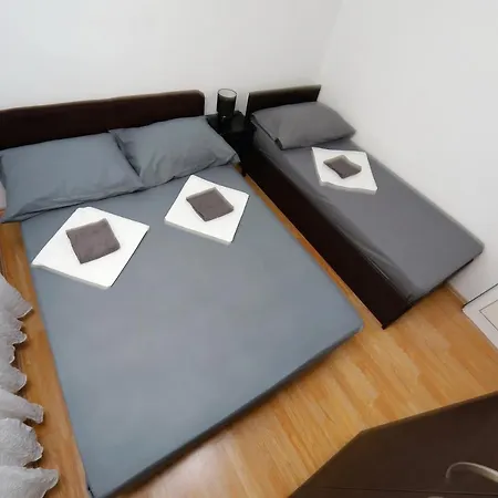 Neli アパート ビビニェ