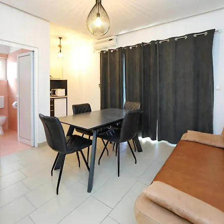 Neli Apartment *