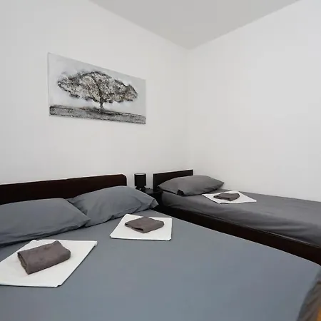 Neli Apartment *